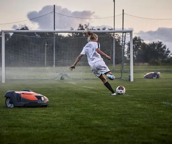 Fotbollsplan med robotgräsklippare